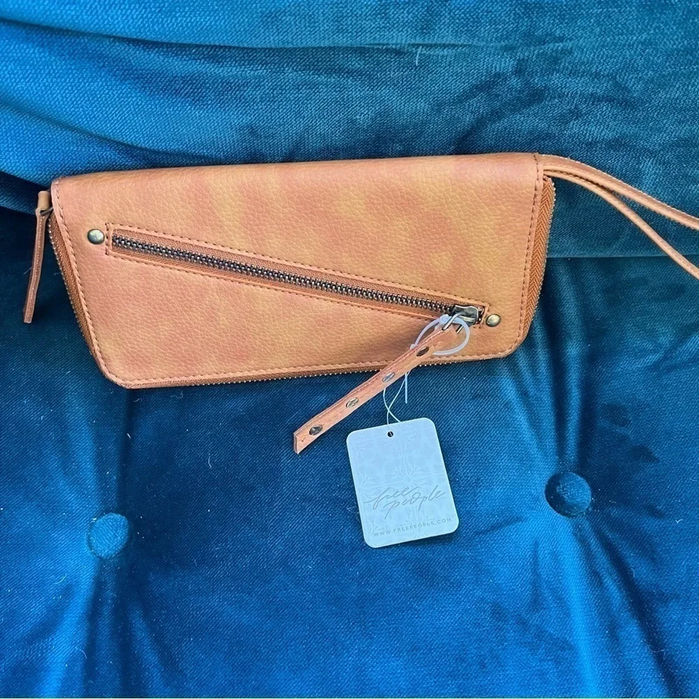 FREE PEOPLE VEGAN LEATHER ZIP AROUND WALLET BROWN NWT